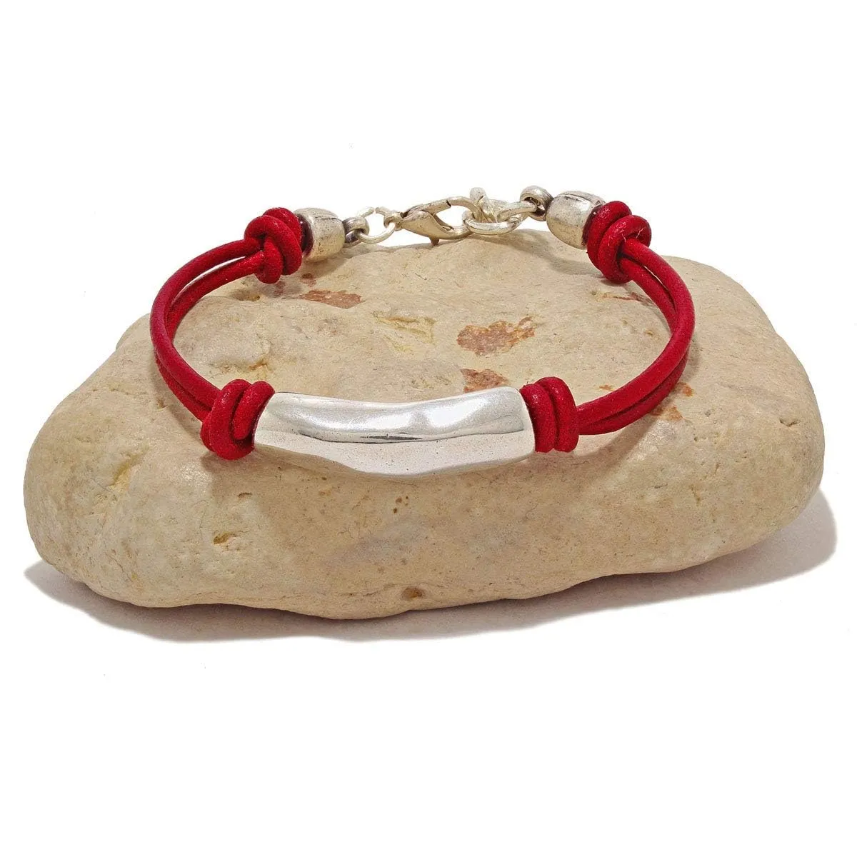 Red leather bracelet for woman - Bracelets with beads - Women gifts - Women's jewelry - Leather and zamak bracelets - Handmade leather jewelry